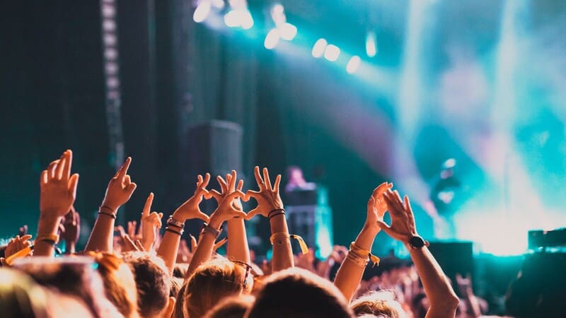 Menschen feiern zusammena auf einem Festival