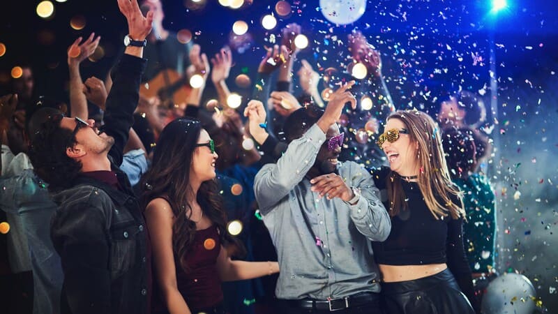 Menschen feiern im Club