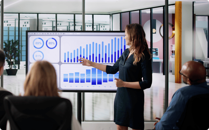 Frau pointing at a diagram