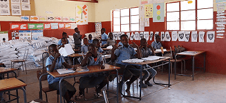 Klassenzimmer Oroutumba Schulkinder sitzen im Klassenzimmer