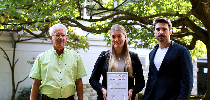 Präsentierten das Zertifikat des Energieaudits im Garten der PASS Zentrale in Aschaffenburg: (von links) Stefan Luckhaus (Head of Internal Audit, PASS) Selina Becker (Immobilienmanagement, PASS) und Jan Rienecker (Mitglied des Board of Executives, PASS)