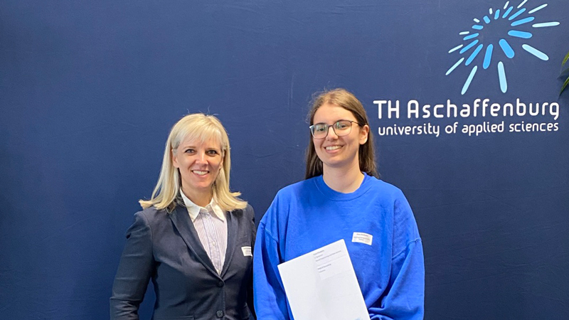 Übergabe des Deutschlandstipendiums an Enya Chudaska 